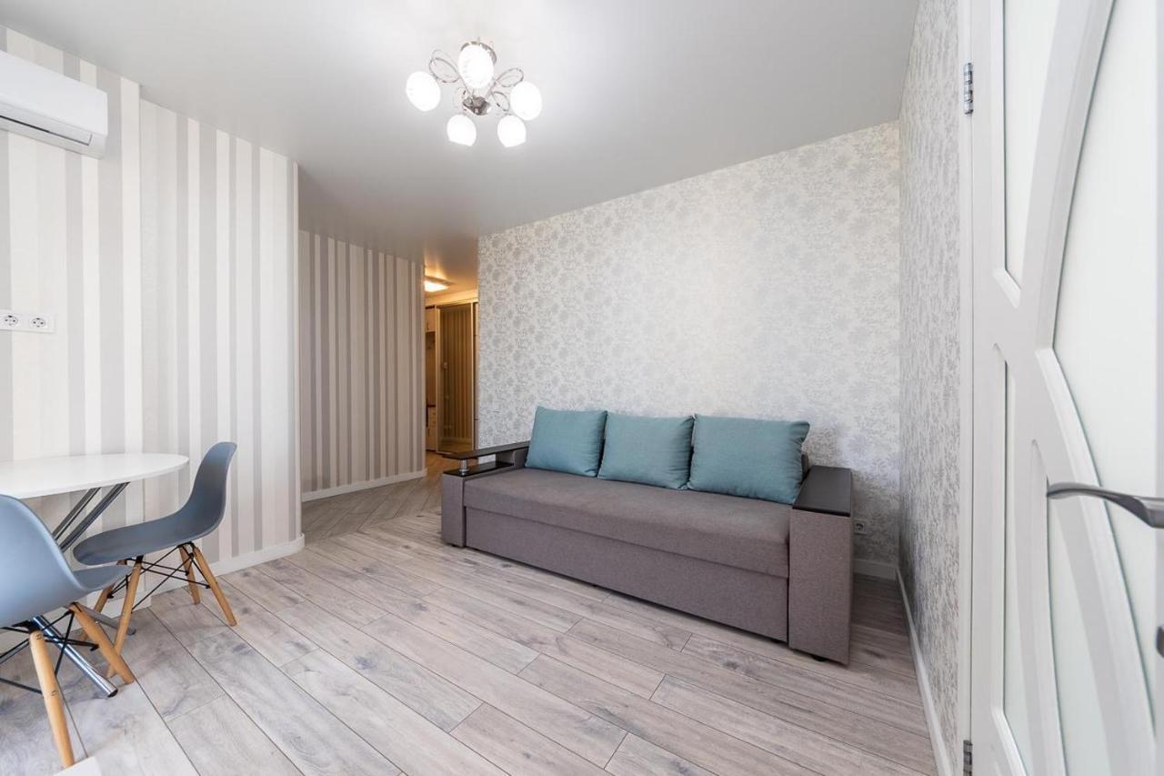Апартаменти Метро Вирлиця Kiev Bagian luar foto